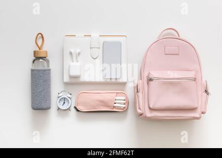 Sac à dos femme papeterie, vêtements. Rangement des sacs pour étudiants. Concept de la rentrée des classes Banque D'Images