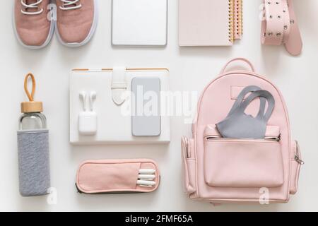Sac à dos femme papeterie, vêtements. Rangement des sacs pour étudiants. Concept de la rentrée des classes Banque D'Images