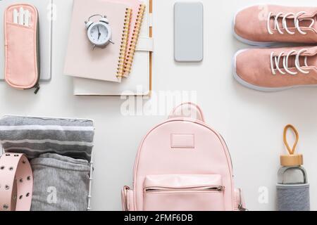 Sac à dos femme papeterie, vêtements. Rangement des sacs pour étudiants. Concept de la rentrée des classes Banque D'Images