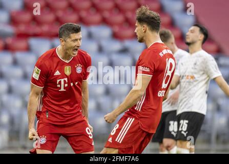 Tor zum 5:0 durch einen Elfmeter von Robert Lewandowski (Muenchen), partitions, buts de pousses, Tor, Treffer, 5-0, célèbre son but, heureux, rire, célébration, Leon GORETZKA, FCB 18 dans le match FC BAYERN MUENCHEN - BORUSSIA MOENCHENGLADBACH 6-0 1.Ligue allemande de football le 8 mai 2021 à Munich, Allemagne saison 2020/2021, match jour 32, 1.Bundesliga, FCB, München, 32.Spieltag, © Peter Schatz / Alamy Live News / Moritz Müller/Pool - la RÉGLEMENTATION DFL INTERDIT TOUTE UTILISATION DE PHOTOGRAPHIES comme SÉQUENCES D'IMAGES et/ou QUASI-VIDÉO - Banque D'Images