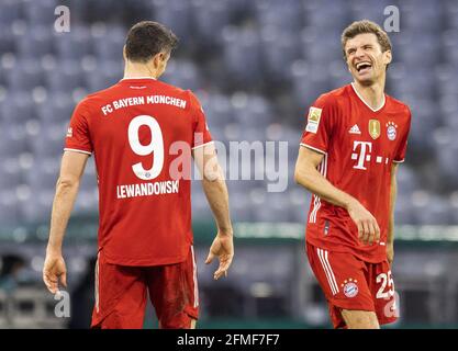 Jubel: Robert Lewandowski (Muenchen), Thomas Mueller (Muenchen) dans le match FC BAYERN MUENCHEN - BORUSSIA MOENCHENGLADBACH 6-0 1.Ligue allemande de football le 8 mai 2021 à Munich, Allemagne saison 2020/2021, match jour 32, 1.Bundesliga, FCB, München, 32.Spieltag, © Peter Schatz / Alamy Live News / Moritz Müller/Pool - la RÉGLEMENTATION DFL INTERDIT TOUTE UTILISATION DE PHOTOGRAPHIES comme SÉQUENCES D'IMAGES et/ou QUASI-VIDÉO - Banque D'Images