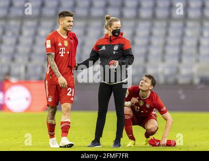 Lucas Hernandez (Muenchen) Teammanagerin Kathleen Krüger , Benjamin PAVARD, FCB 5 plaisanter dans le match FC BAYERN MUENCHEN - BORUSSIA MOENCHENGLADBACH 6-0 1.Ligue allemande de football le 8 mai 2021 à Munich, Allemagne saison 2020/2021, match 32, 1.Bundesliga, FCB, München, 32.Spieltag, © Peter Schatz / Alamy Live News / Moritz Müller/Pool - la RÉGLEMENTATION DFL INTERDIT TOUTE UTILISATION DE PHOTOGRAPHIES comme SÉQUENCES D'IMAGES et/ou QUASI-VIDÉO - Banque D'Images