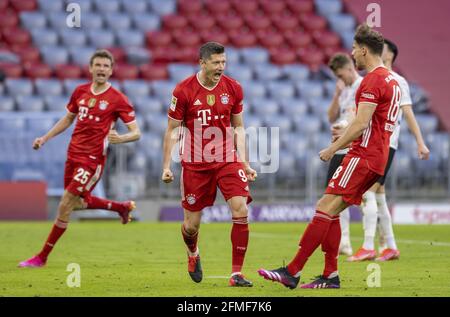 Torjubel: Robert Lewandowski (Muenchen), Leon Goretzka (Muenchen) dans le match FC BAYERN MUENCHEN - BORUSSIA MOENCHENGLADBACH 6-0 1.Ligue allemande de football le 8 mai 2021 à Munich, Allemagne saison 2020/2021, match jour 32, 1.Bundesliga, FCB, München, 32.Spieltag, © Peter Schatz / Alamy Live News / Moritz Müller/Pool - la RÉGLEMENTATION DFL INTERDIT TOUTE UTILISATION DE PHOTOGRAPHIES comme SÉQUENCES D'IMAGES et/ou QUASI-VIDÉO - Banque D'Images