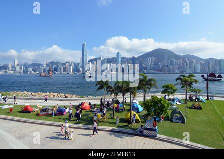 Promenade en front de mer le long du port de Victoria dans le quartier culturel Art Park of West Kowloon, Hong Kong Banque D'Images