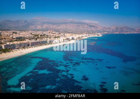 Journée ensoleillée, été, paysage espagnol de la côte méditerranéenne de la mer. Plage avec eau turquoise. Site touristique de soleil et de plage à Alicante, Espagne Banque D'Images
