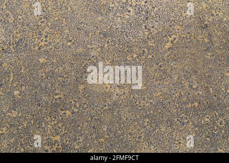 texture et arrière-plan de l'asphalte recouvert de sable jaune, directement au-dessus de la vue Banque D'Images
