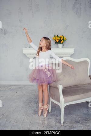 Petite fille rêve de devenir ballerina en tutu jupe Banque D'Images