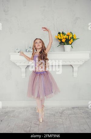 petite fille danse dans le studio. Ballerine Banque D'Images