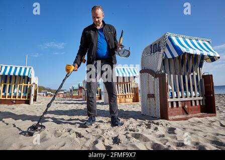 Timmendorfer Strand, Allemagne. 09e mai 2021. Bernd Hasenclaver, sonarman de plage de Lübeck, recherche des petits trésors métalliques de la mer Baltique, entre les chaises de plage de Timmendorfer Strand. Credit: Georg Wendt/dpa/Alay Live News Banque D'Images