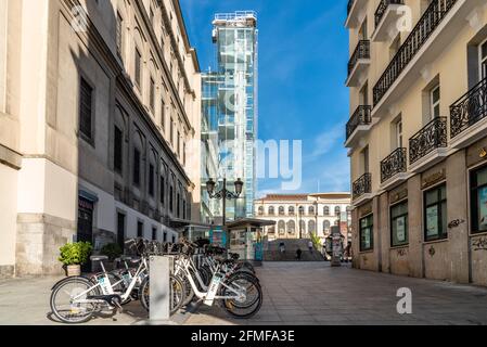 Madrid, Espagne - mai 8 2021 : location de vélos au Musée Reina Sofia, dans le centre de Madrid. C'est l'un des musées les plus visités de Madrid avec l'un des Banque D'Images
