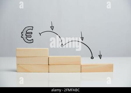 Concept de baisse du taux de la livre sterling d'euro dans les escaliers avec flèche vers le bas. Banque D'Images