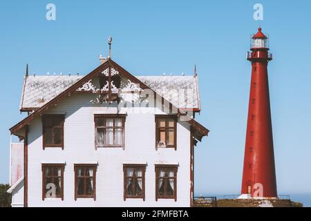 Phare et ancienne maison en bois blanc à l'architecture traditionnelle de Norvège Culture norvégienne Vesteralen îles Banque D'Images