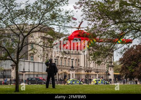 L'ambulance aérienne G-EHMS de Londres part de l'espace vert près de Buckingham Palace à la suite d'un incident près de Victoria Station Banque D'Images