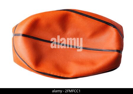 Orange, caoutchouc, ballon de basket dégonflé isolé sur fond blanc. Banque D'Images