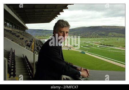 Aller avec l'histoire de Mathew Beard en comparant les années précédentes a annulé Cheltenham Gold Cup Festival à cette année Directeur général de l'hippodromes de Cheltenham. Edward Gillesbiepic David Sandison 6/3/2002 Banque D'Images