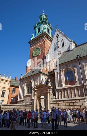 Groupe de touristes en face de la cathédrale Wawel dans la ville de Cracovie, Pologne, l'Archicathédrale royale de la Basilique des Saints Stanislaus et Venceslaus en romain Banque D'Images