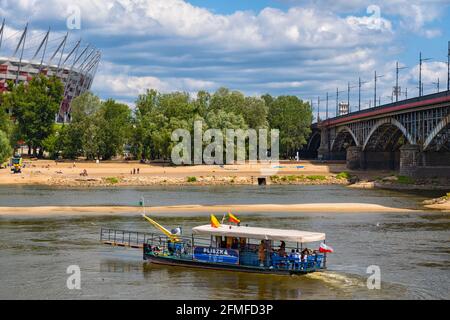 Pologne, Varsovie, Pliszka ferry sur la Vistule le long du pont de Poniatowski et du stade national Banque D'Images