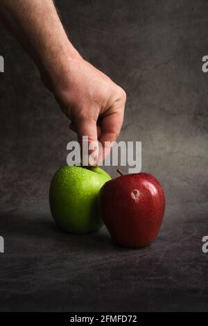 pommes vertes et rouges sur fond sombre Banque D'Images