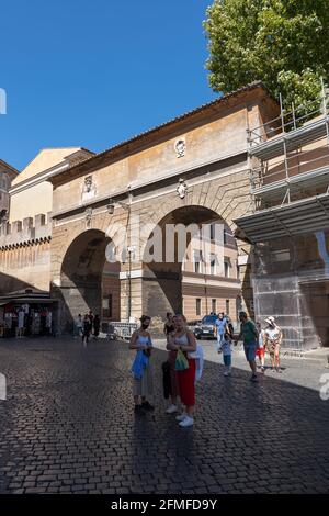 La porte Porta Angelica à la Cité du Vatican, Rome, Italie Banque D'Images