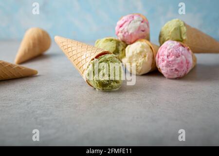 Assortiment de pelles à crème glacée sur surface légère Banque D'Images