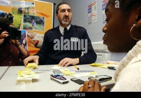 PC JEFF WREN AVEC DES FILLES DE L'ÉCOLE DE ST OLAVE À SOUTHWARK, DE SENSIBILISATION SUR LA MENACE DE VOL DE TÉLÉPHONE MOBILE.8 JANVIER 2002 PHOTO ANDY PARADISE Banque D'Images