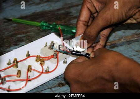 Électricien travaillant en toute sécurité sur les interrupteurs et les prises d'un système électrique résidentiel, équipement électrique Banque D'Images