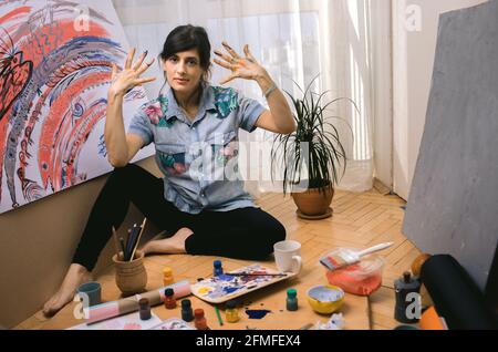 Portrait d'une artiste féminine en studio. Concept d'activité créative et d'inspiration. Concept de personnes talentueuses. Banque D'Images