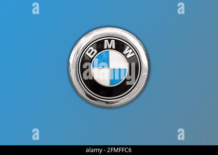 BARCELONE, ESPAGNE-MAI 8, 2021: Logo BMW sur le capot de la vraie voiture Banque D'Images