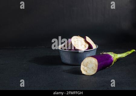 L'aubergine sur fond noir Banque D'Images