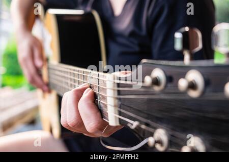 Musicienne jouant de la guitare classique Banque D'Images