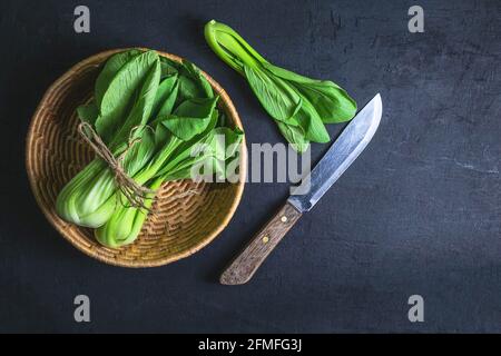 Chou chinois de légumes frais dans le panier Banque D'Images