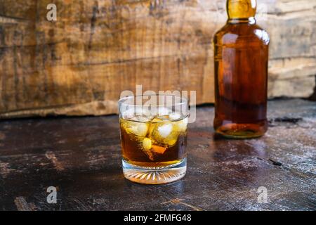 Bouteilles de liqueurs et de liqueurs sur table en bois Banque D'Images