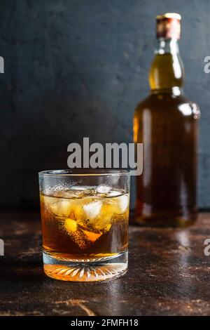 Bouteilles de liqueurs et de liqueurs sur table en bois Banque D'Images