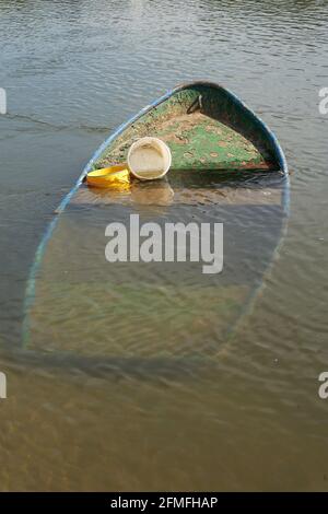 Niederwerth, Allemagne. 09e mai 2021. Un bateau à rames en contrebas se trouve sur la rive de l'île du Rhin Niederwerth. Après une semaine humide et froide, le dimanche offre un temps ensoleillé et des températures supérieures à 25 degrés. Crédit : Thomas Frey/dpa/Alay Live News Banque D'Images