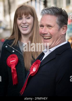 Photo du dossier datée du 05/05/21, du chef travailliste Sir Keir Starmer (à droite) avec la chef adjointe Angela Rayner lors d’une visite à Birmingham, alors que le candidat est en campagne électorale. Angela Rayner a été mise à la porte du président du parti après les résultats des élections. Date de publication : dimanche 9 mai 2021. Banque D'Images