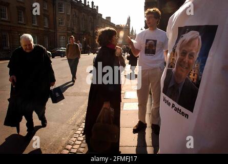 les diplômés votant pour le prochain chancelier de l'université d'oxford. 14/3/03 pilston Banque D'Images