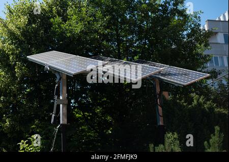 Panneaux solaires dans le feuillage vert des arbres. Banque D'Images