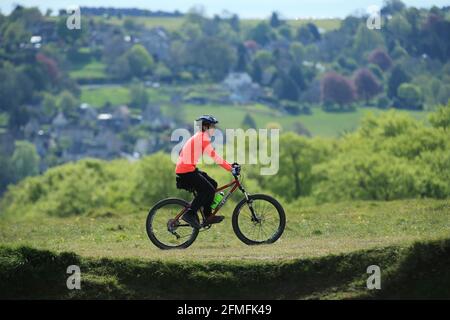 Stroud, Royaume-Uni, 9 mai 2021. Météo Royaume-Uni. Journée lumineuse et ensoleillée pour une promenade à vélo au-dessus de Selsley Common à Stroud Gloucestershire.Credit: Gary Learmonth / Alay Live News Banque D'Images