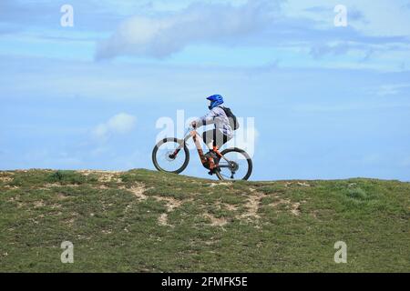 Stroud, Royaume-Uni, 9 mai 2021. Météo Royaume-Uni. Journée lumineuse et ensoleillée pour une promenade à vélo au-dessus de Selsley Common à Stroud Gloucestershire.Credit: Gary Learmonth / Alay Live News Banque D'Images