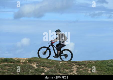 Stroud, Royaume-Uni, 9 mai 2021. Météo Royaume-Uni. Journée lumineuse et ensoleillée pour une promenade à vélo au-dessus de Selsley Common à Stroud Gloucestershire.Credit: Gary Learmonth / Alay Live News Banque D'Images