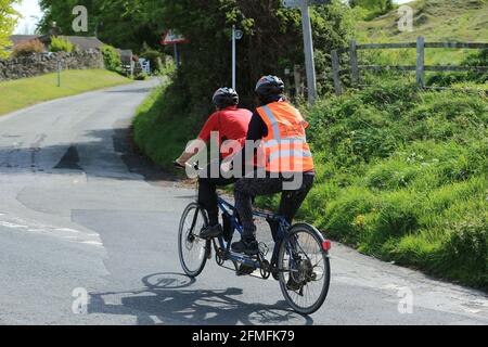 Stroud, Royaume-Uni, 9 mai 2021. Météo Royaume-Uni. Journée lumineuse et ensoleillée pour une promenade à vélo au-dessus de Selsley Common à Stroud Gloucestershire.Credit: Gary Learmonth / Alay Live News Banque D'Images