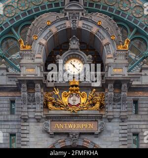 Gare centrale à l'intérieur d'Anvers avec horloge de style classique (Centraal Station Antwerpen), Belgique. Banque D'Images