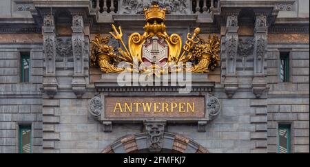 Détail de l'architecture dans la gare centrale d'Anvers avec un nom de style classique écrit (Centraal Station Antwerpen), Belgique. Banque D'Images