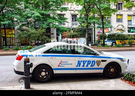 NEW YORK, Etats-Unis - 8 AOÛT 2016 : voiture de police dans la rue de New York. Le département de police de la ville de New York est la plus grande force de police des États-Unis Banque D'Images