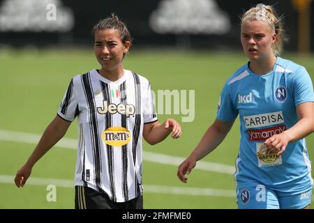 Turin, Italie, le 8 mai 2021. Annahita Zamanienne de Juventus et Lara Pedersen de Napoli Femminile pendant le match de la série A Femminile au Centre de formation de Juventus, Turin. Le crédit photo devrait se lire: Jonathan Moscrop / Sportimage Banque D'Images