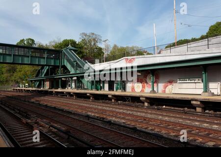 Dobbs Ferry Station de métro Nord, petite ville de banlieue dans le nord de l'État de New York, vue sur les voies ferrées avec passage pour piétons en arrière-plan Banque D'Images