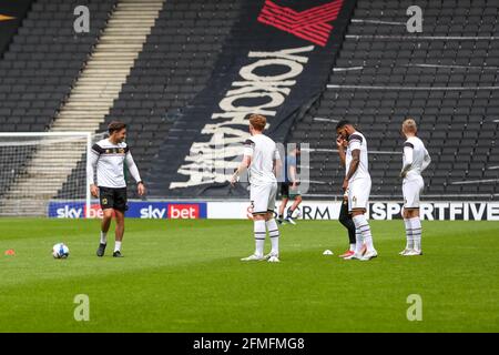 MILTON KEYNES, ROYAUME-UNI. 9 MAI les joueurs de Milton Keynes se réchauffent avant le match de la Sky Bet League One entre MK Dons et Rochdale au stade MK, Milton Keynes, le dimanche 9 mai 2021. (Credit: John Cripps | MI News) Credit: MI News & Sport /Alay Live News Banque D'Images