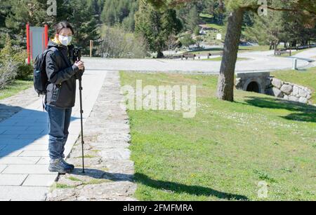 Jeune femme regardant directement dans la caméra tout en étant debout dans la nature. Banque D'Images