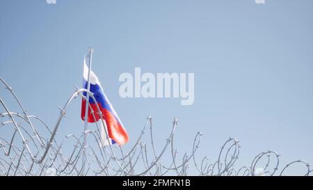 Drapeau russe agitant sur le ciel bleu barbelé de fil concept liberté rendu 3d censor Banque D'Images