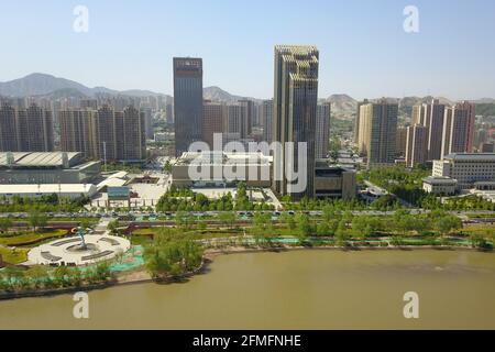 (210509) -- LANZHOU, 9 mai 2021 (Xinhua) -- photo aérienne prise le 8 mai 2021 montre une section de la rivière jaune à Lanzhou, capitale de la province de Gansu, dans le nord-ouest de la Chine. La rivière jaune, la deuxième plus longue voie navigable de Chine, est surnommée « autre rivière » dans le pays. Le fleuve traverse neuf régions provinciales, fournissant de l'eau à 12 pour cent de la population chinoise. Avec le courant dominant de la rivière traversant, Lanzhou a un lien profond avec la rivière. Il y a environ 35 ans, un sculpteur nommé lui E a conçu une statue pour exprimer son amour profond à la rivière mère. La statue, appelée A. Banque D'Images